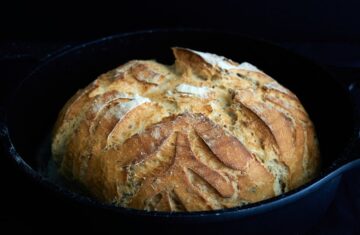 Photo Freshly baked sourdough bread