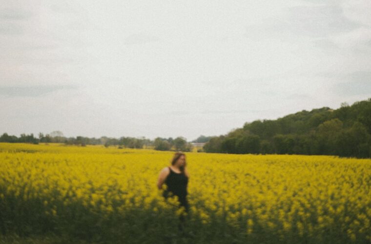 Photo mustard dress